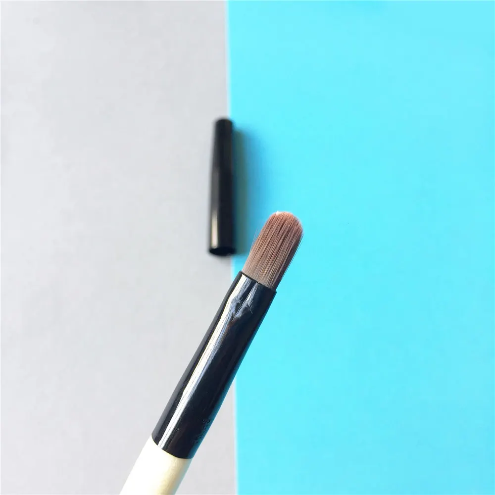 BOBBI BROWN Concealer Brush _ 2