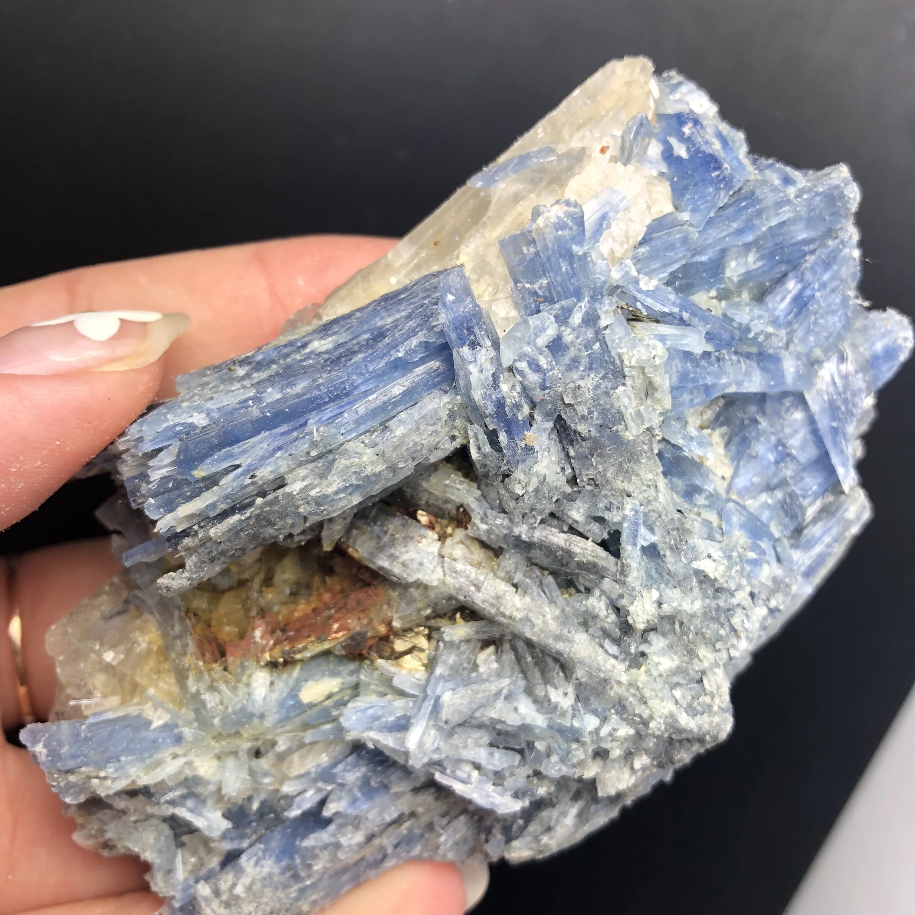 

Natural rough blue crystal mineral specimen crystal specimen Madagascar cure reiki energy stone free shipping