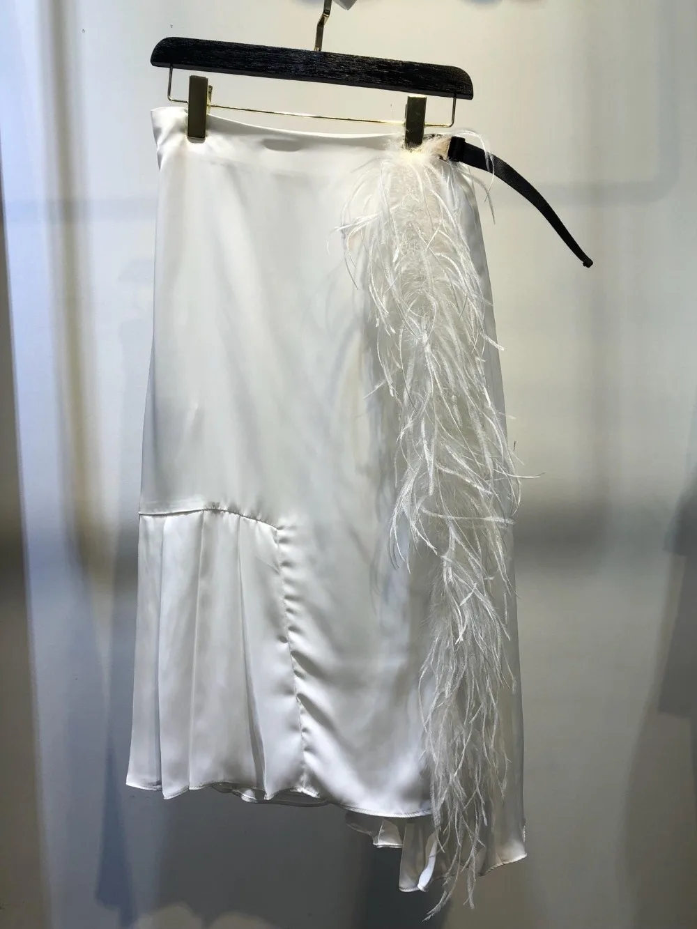

2019 spring and summer women's new wild silk feather pleated skirt 0505