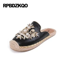Жемчужный женщин надевать черный мулы плоские повседневная эспадрильи горный хрусталь металл домашние тапочки Круглый носок Дамы красивые туфли цветок лето солома весенняя осень европейская Мода красивая последние