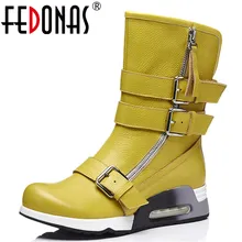 FEDONAS/Новинка; женские сапоги до середины икры на танкетке и высоком каблуке; мотоциклетные ботинки в стиле панк с пряжкой; женские теплые сапоги из мягкой кожи