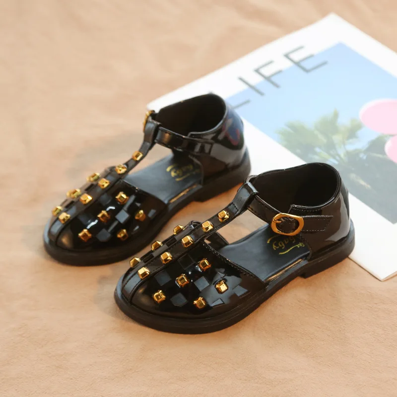 Детская обувь; Летние сандалии для девочек; Новинка года; детская обувь с закрытым носком для девочек; модная обувь принцессы на плоской подошве с заклепками и вырезами; обувь для девочек - Цвет: Черный