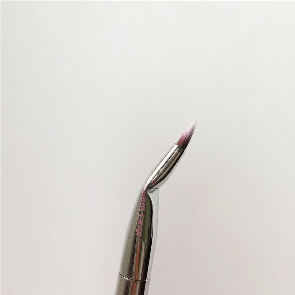 It Cosmetics Live Beauty Fully 218 Bent Liner Brush _ 1