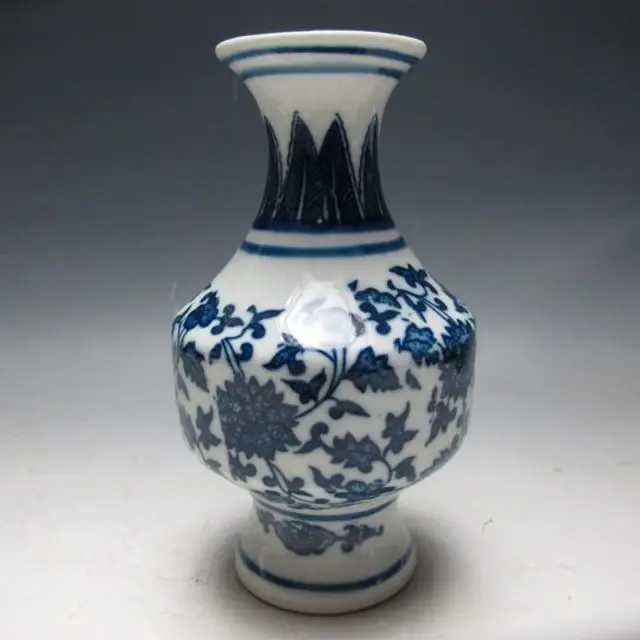 

Exquisite Chinese Old Blue and white Porcelain Hand-Painted Vase with Qing Dynasty Qianlong Mark