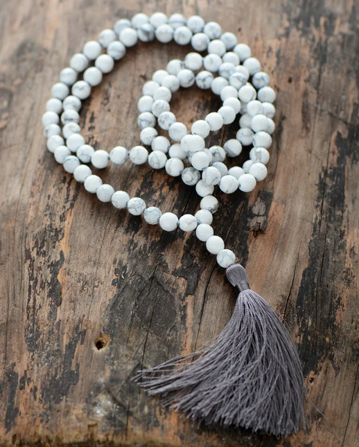 Женское Ожерелье Mala 8 мм граненое Howlite с кисточкой Йога 108 бусин ожерелье с узелками богемное медитационное ожерелье Прямая поставка