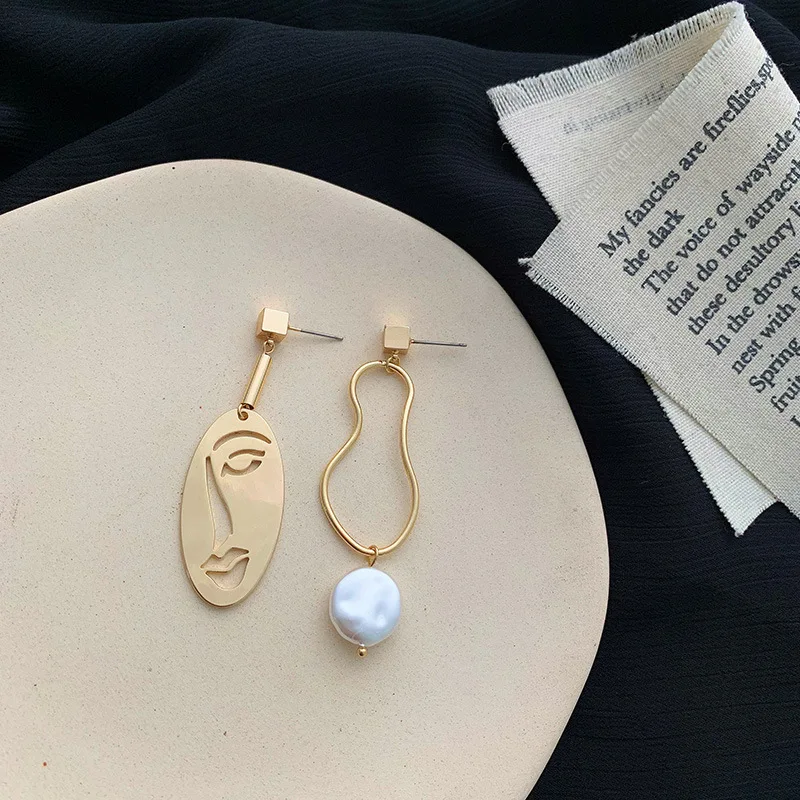 

Occident Metal Face Stud Earrings Hyperbolic Abstract Metal Asymmetric Geometric Earring with Pearl Jewelry for Female Women