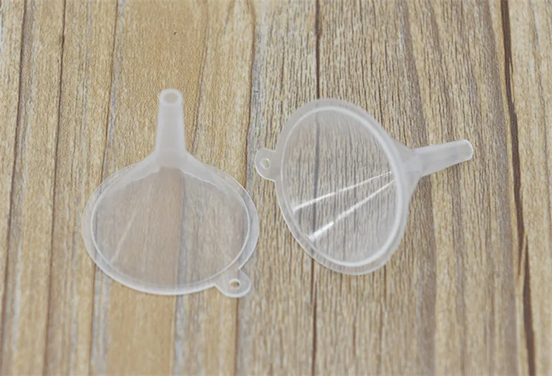 

Hot Free s hipping 1/2/5/10pcs Small Plastic For Perfume Diffuser Bottle Mini Liquid Oil Funnels Labs