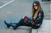 Оптовая 2017 женщин вышивка Тонкий женские ноги вышитые джинсы pure black колени носить ковбойские
