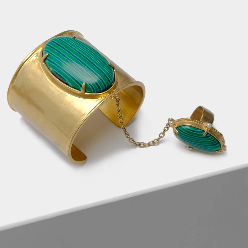 

Amorita boutique Attach the ring to a metal vintage bracelet