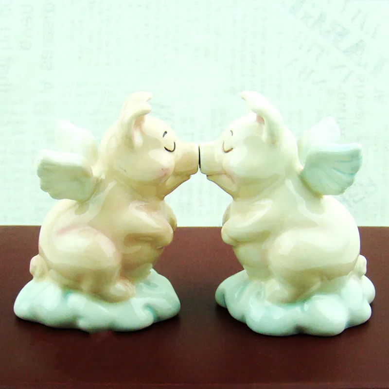 cheap Ceramic condiment bottle cute angel pig creative novelty wedding gift spice jar kitchen storage tool salt bottle pepper sprayer