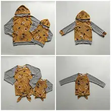 Осенне-зимняя одежда для детей; одежда с капюшоном для маленьких девочек «Мама и я»; детский хлопковый топ в полоску с горчичным цветочным принтом; узел галстука