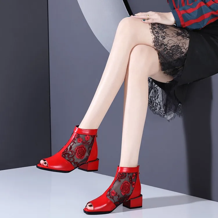 Модные женские ботильоны из натуральной кожи с вышивкой; обувь из сетчатого материала; пикантные летние ботинки с открытым носком на высоком каблуке; женская свадебная обувь для вечеринок - Цвет: Красный