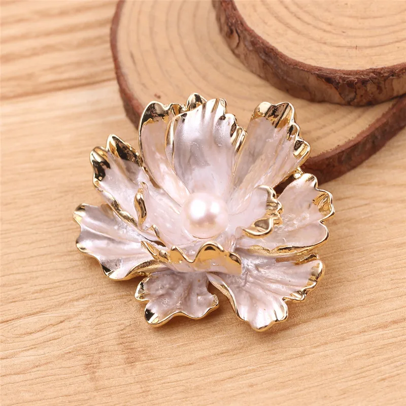 

Designer Antique Pink Flower Brooch Gold Tone Framed Domed Imitated White Pearl Flora Pin Broach for Wedding Party Jewelry