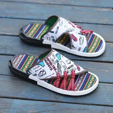 Мужские шлепанцы с граффити; коллекция года; Летняя мужская обувь; Повседневные Дышащие пляжные сандалии; шлепанцы; Вьетнамки; мужские шлепанцы на плоской подошве