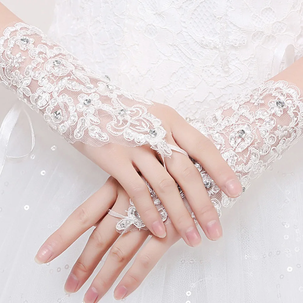 

Women Elegant Fingerless Bridal Gloves Female Short Paragraph Rhinestone White Lace Glove Wrist Height Wedding Accessories