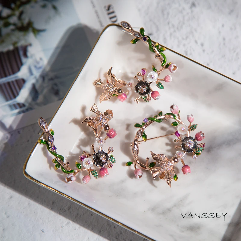 Серьги-кольца женские Vanssey с натуральным перламутром эмалированными фианитами
