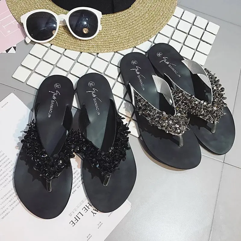 Летняя обувь; женские блестящие дизайнерские босоножки на платформе с заклепками; шикарные женские Вьетнамки; цвет черный, серебристый; пляжные шлепанцы