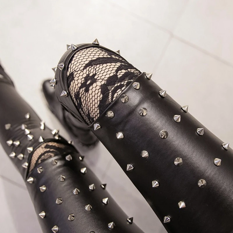 Женские брюки из искусственной кожи, модные кружевные леггинсы в стиле панк-рок с заклепками, облегающие брюки с дырками, вечерние леггинсы из искусственной кожи для ночного клуба