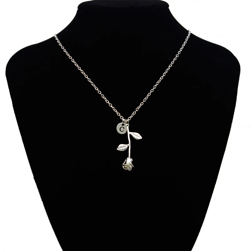 26 Carta Nome Personalizado de Jóias Rosa Carta Gravar Discos Gargantilha Flor Do Monograma Personalizado Colar de Pingente para Moda Mulher