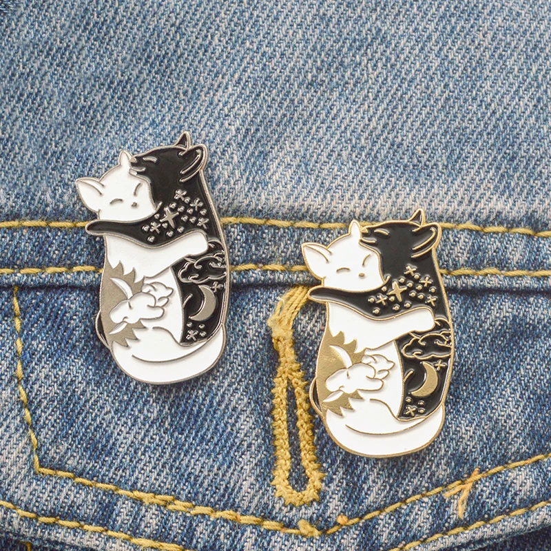 

Two different color kittens hug each other Fashion personality brooch is suitable for gifting between good friends as gifts