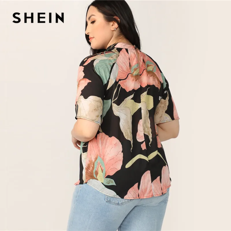 SHEIN زائد حجم متعدد الألوان موك الرقبة ثقب المفتاح عودة الأزهار طباعة بلوزة المرأة الصيف بوهو زر الوقوف طوق بلوزة قميص SHEIN زائد حجم متعدد الألوان موك الرقبة ثقب المفتاح عودة الأزهار طباعة بلوزة المرأة الصيف بوهو زر الوقوف طوق بلوزة قميص