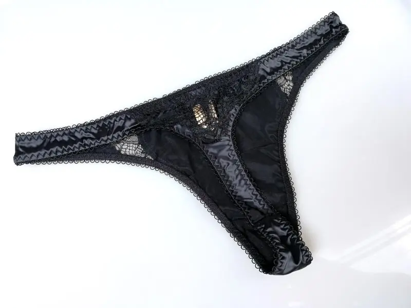 Стринги бюст. Комплект нижнего белья стринги и лифчик. Стринги лифчик комплект. Стринги и лифчик. Лифчик туристик женский.