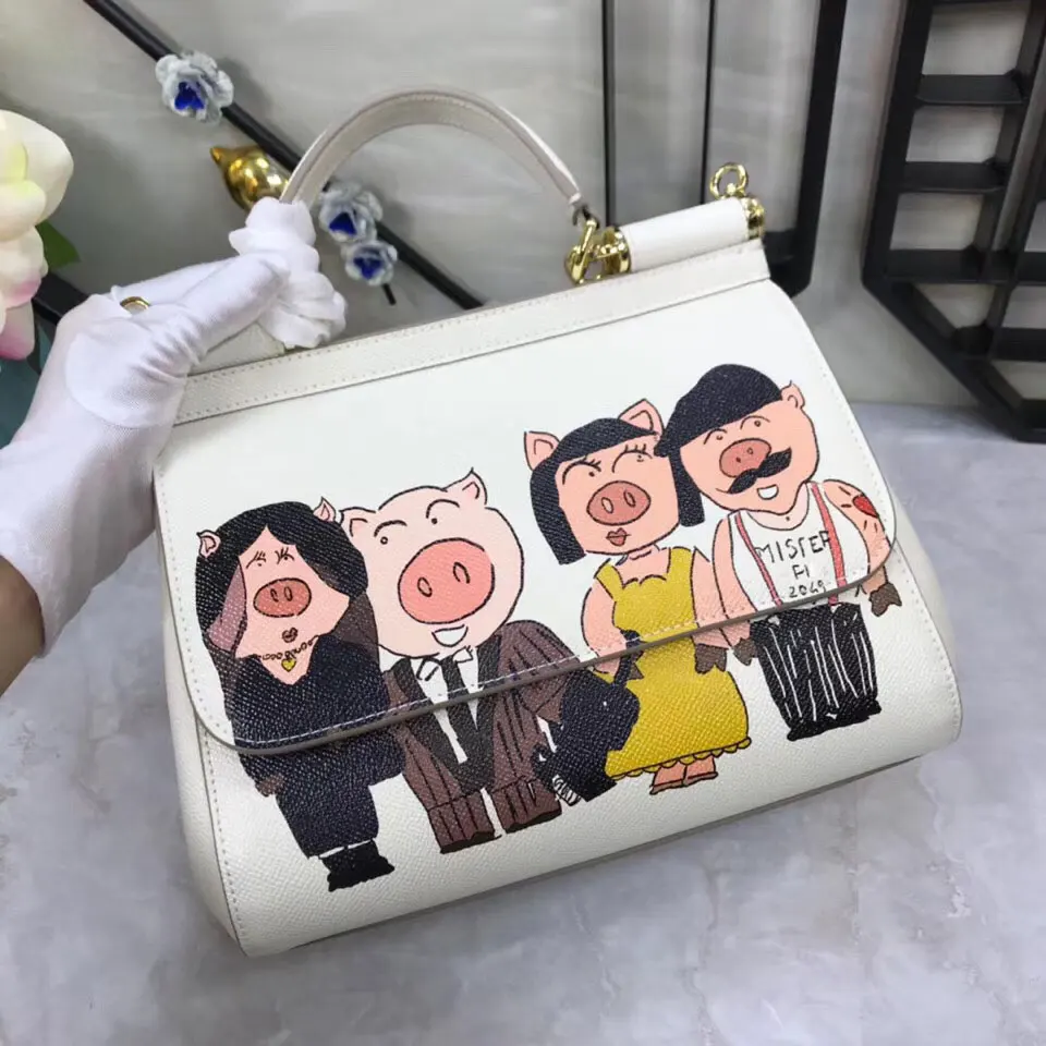 

New Piglet Color Printing Design 2019 Single Shoulder Crossing Handbag Family Series Medium Size