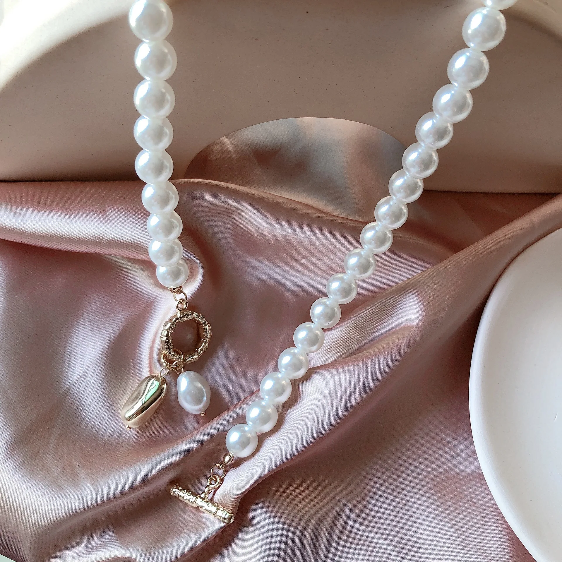 AOMU винтажное металлическое золотое ожерелье, роскошный дизайн, имитация жемчуга, колье, замок ожерелья, ожерелье s для женщин, ювелирное изделие