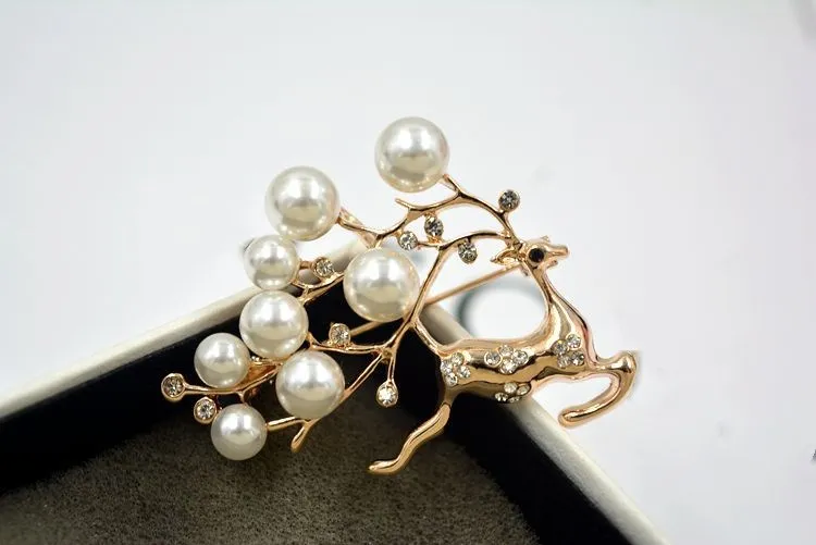 Elegant deer brooch temperament pearl plum pin Crystal From Austrian Female collar Suitable for Party | Украшения и аксессуары