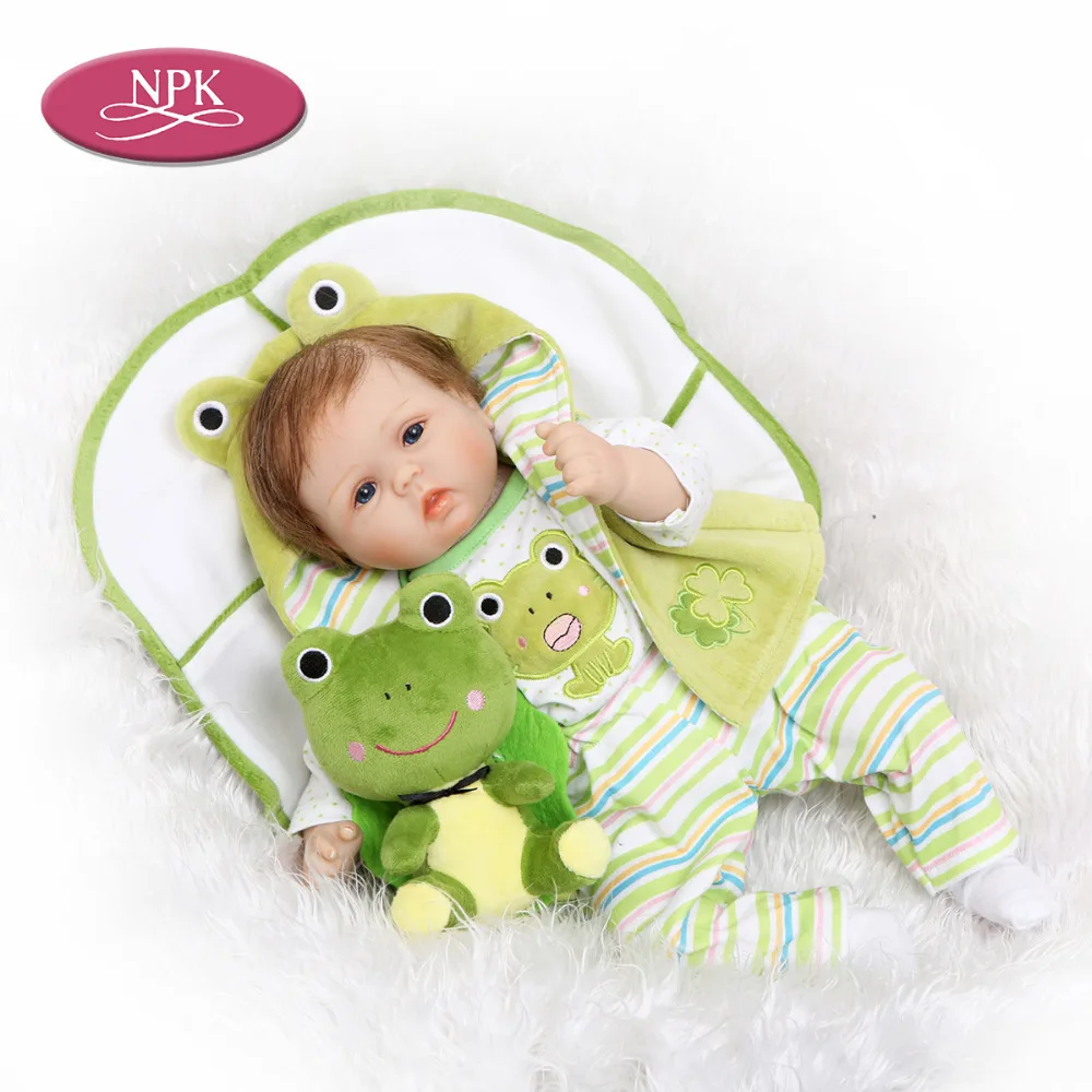NPK 55CM Reborn Baby Doll Silicone Lifelike Newborn Baby Girl Lovely Cosplay Frog Reborn Doll Bebe Menina With Soft Plush Frog  (7)