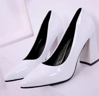

2018 new pointed shallow mouth single shoes thick with nightclub sexy patent leather shoes.