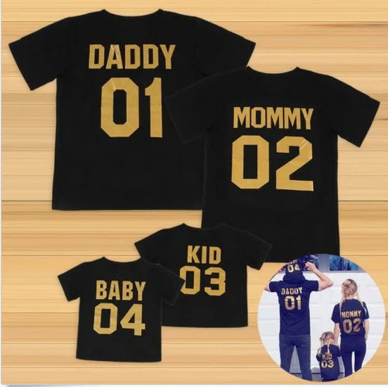Одинаковая одежда для семьи, футболка черного и золотистого цвета с короткими рукавами и цифрами, летняя и весенняя одежда, одинаковые комплекты для мамы, папы и дочки