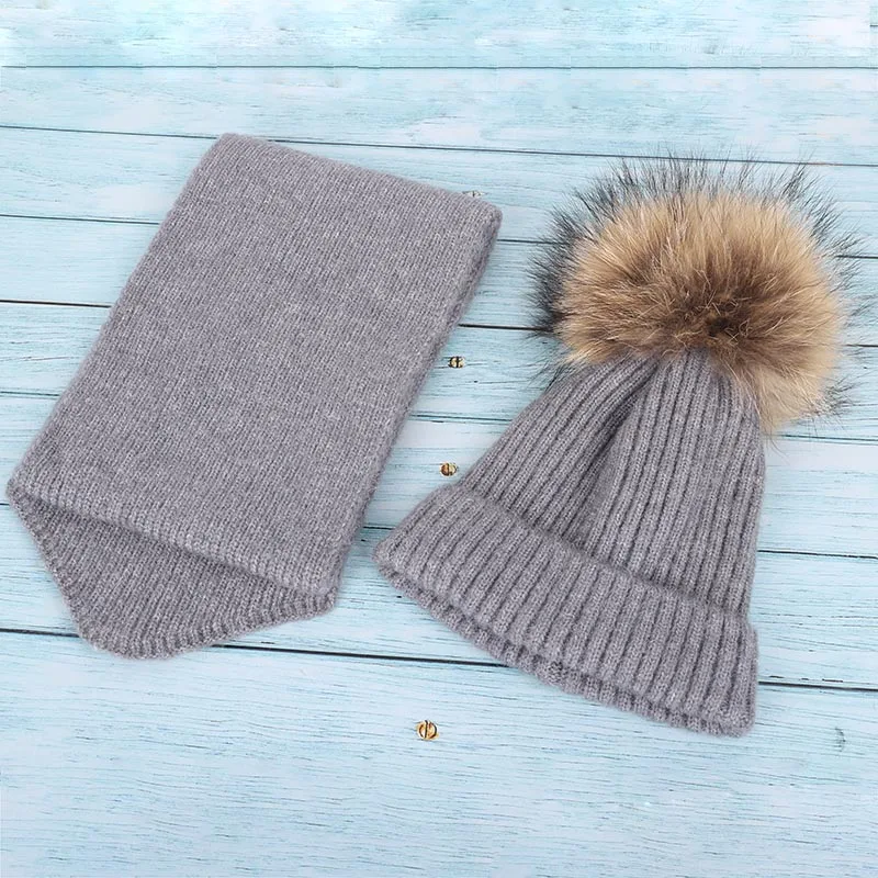 Популярная Новая детская брендовая вязаная шапочка-шарф, комплект из 2 предметов, зимний помпон из меха енота для мальчиков и девочек, теплая детская шапка - Цвет: Dark Gray