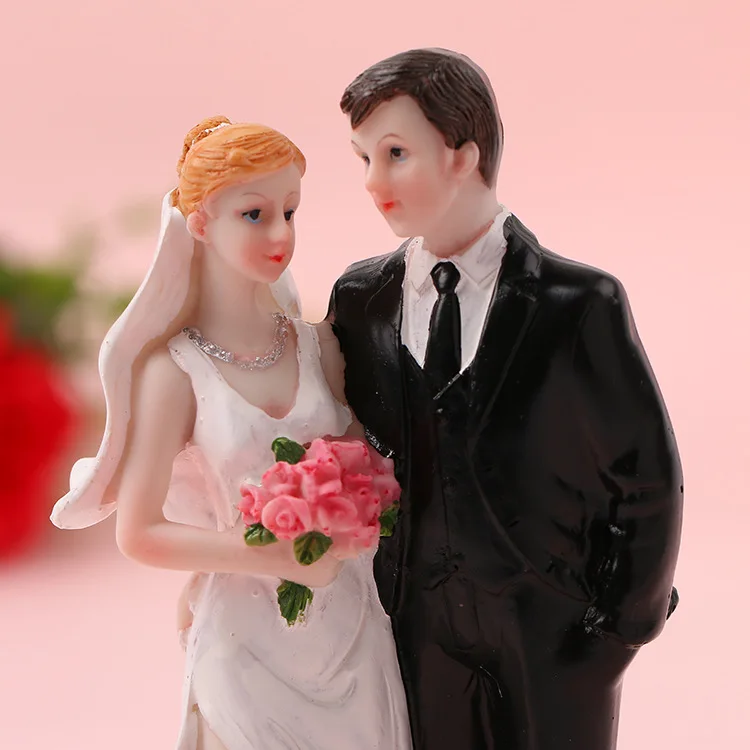 Романтическая Свадебная пара топперы для торта новобрачные Жених Невеста держа руки с Fowers Смола статуэтка украшения