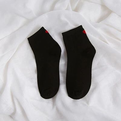 Новинка; Модные женские короткие носки; милые женские короткие носки с принтом в виде красного сердца; дышащие повседневные однотонные удобные хлопковые носки для девочек; Sokken Meias - Цвет: Черный