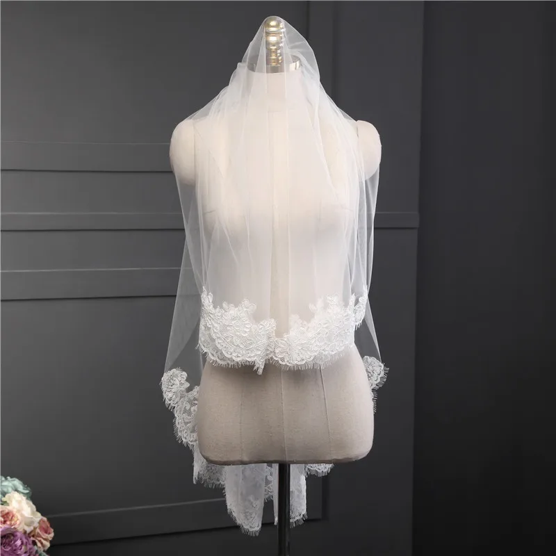 Romantic Short Bridal Veil Two Layers 75 CM Fingertip Length With Comb Ivory Lace Applques Tulle Wedding Accessories