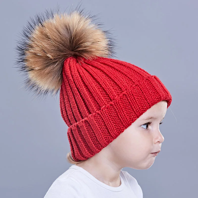 Для девочек и мальчиков Pom Beanie Теплый вязаный Skullies детей меховым помпоном Шапки детей из натурального меха енота помпоном зимняя шапка Кепки бренд кости