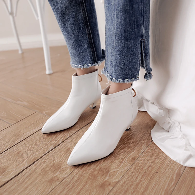Женские белые Ботильоны на каблуке «рюмочка»; короткие ботиночки из натуральной кожи на низком каблуке; осенние ботинки с острым носком; удобная женская обувь