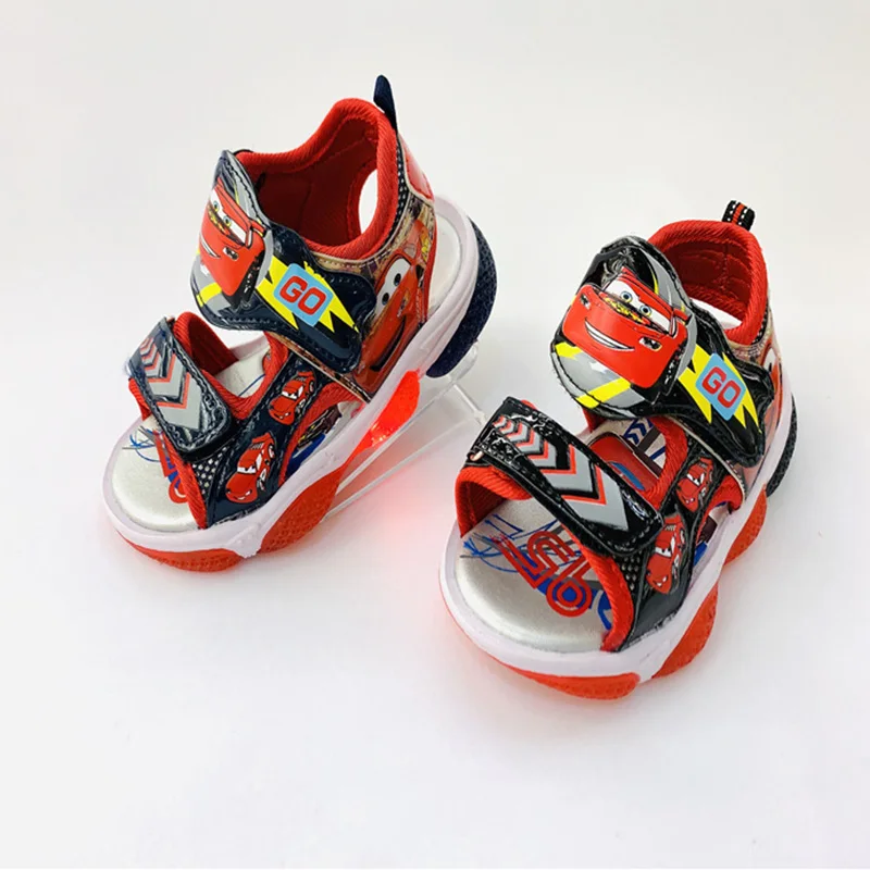 Детская Команда 95 тачки сандалии г. Светодиодный светильник обувь для мальчиков с мультяшным автомобилем летняя детская спортивная пляжная обувь из pu искусственной кожи европейский размер 26-31