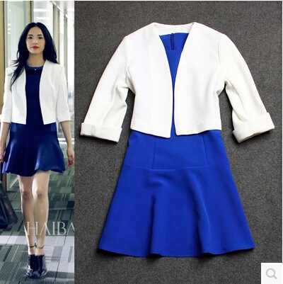 vestido azul com blazer branco