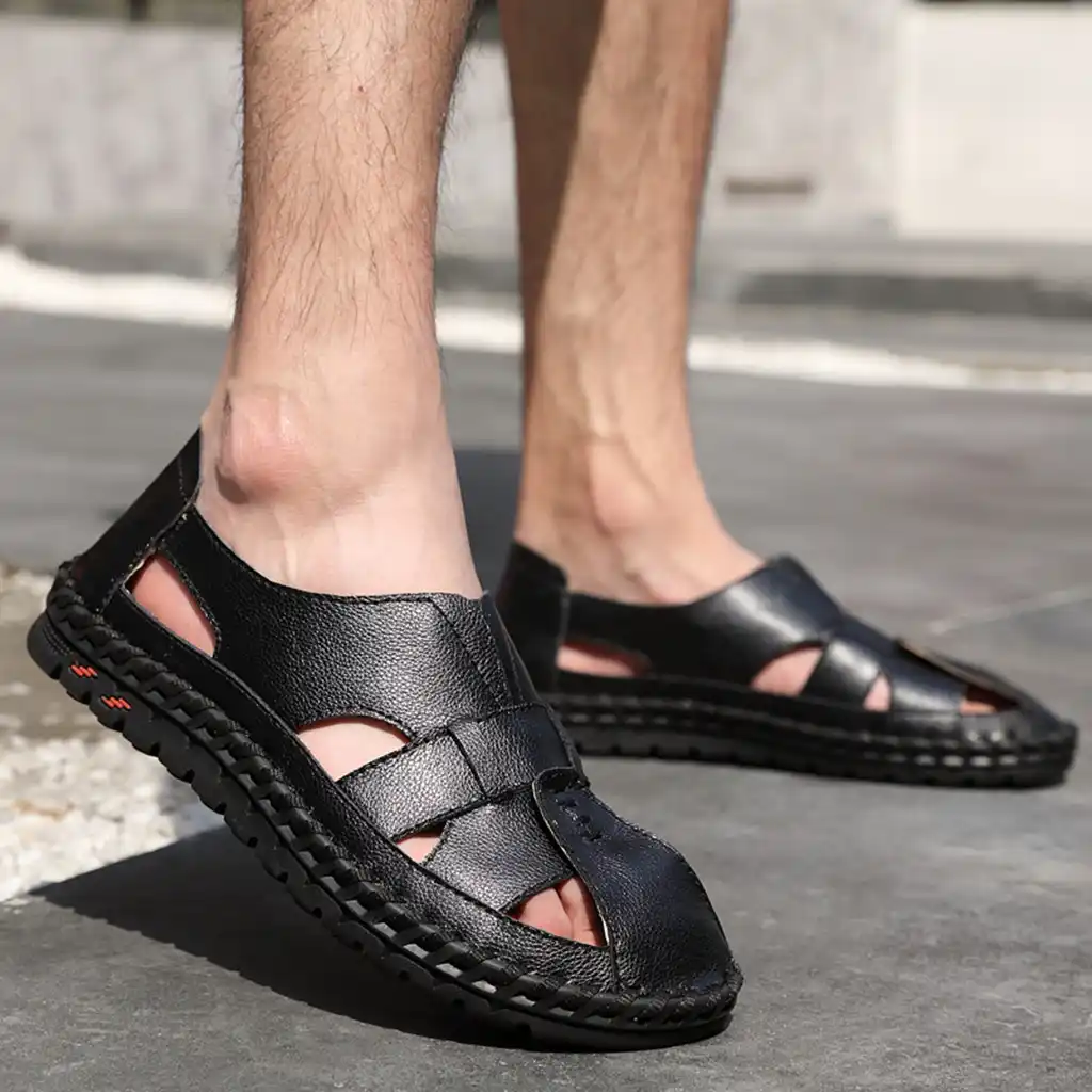 hombres con sandalias