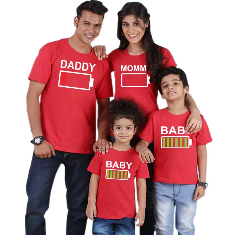 MVUPP футболка для всей семьи Одинаковая одежда Новинка, футболка с батарейками для папы, мамы и дочки, сына, сына, братика, сестры, Забавный Топ