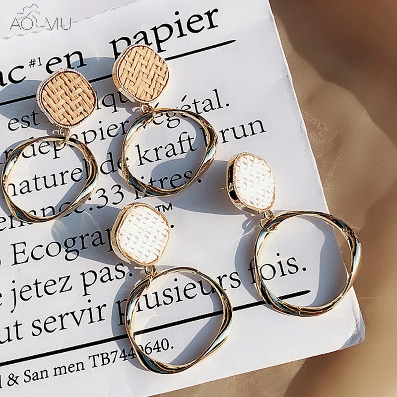 

AOMU Korea New 2018 Straw Weave Bamboo Rattan Knit Gold Metal Irregular Geometric Circle Long Drop Earrings for Women Girl