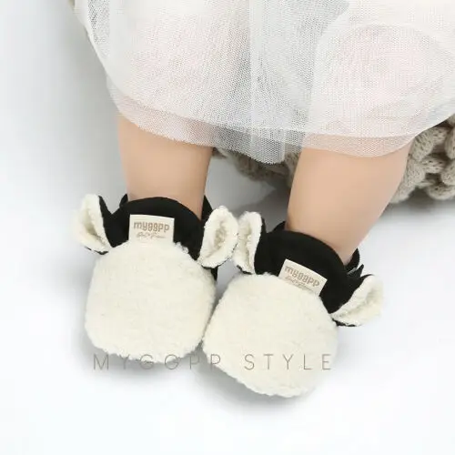 Для маленьких девочек обувь с бантами мягкая подошва кроватки для ползунов, новорожденных; модная обувь в виде милых ушек из однотонный, из полиэстра теплая обувь