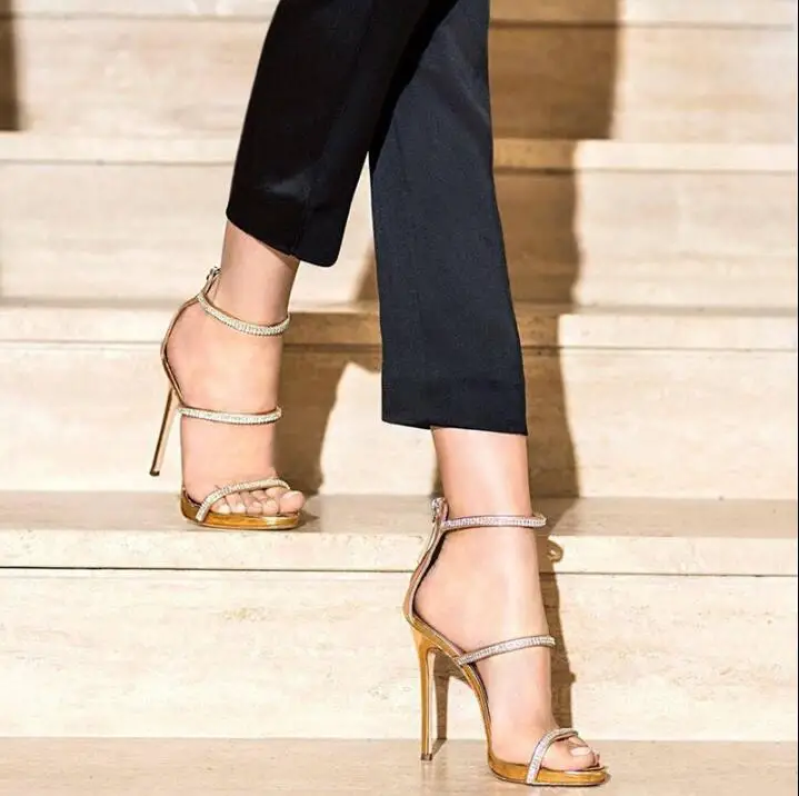 Пикантные босоножки золотистого цвета на высоком каблуке с открытым носком и ремешком на щиколотке; красивые женские туфли-лодочки; женские туфли-лодочки на шпильке со стразами