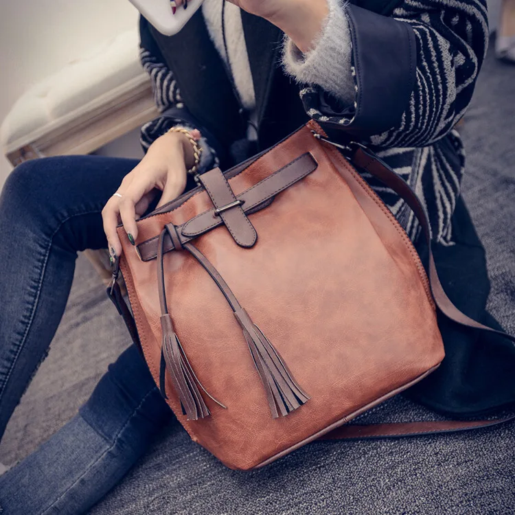 

The new Korean version of the bucket bag fashion fringes single shoulder straddling hand-held three-use bag