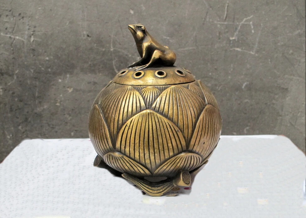 

5.8"nice-looking Small Sino China Brass frog Lotus Plumule censer