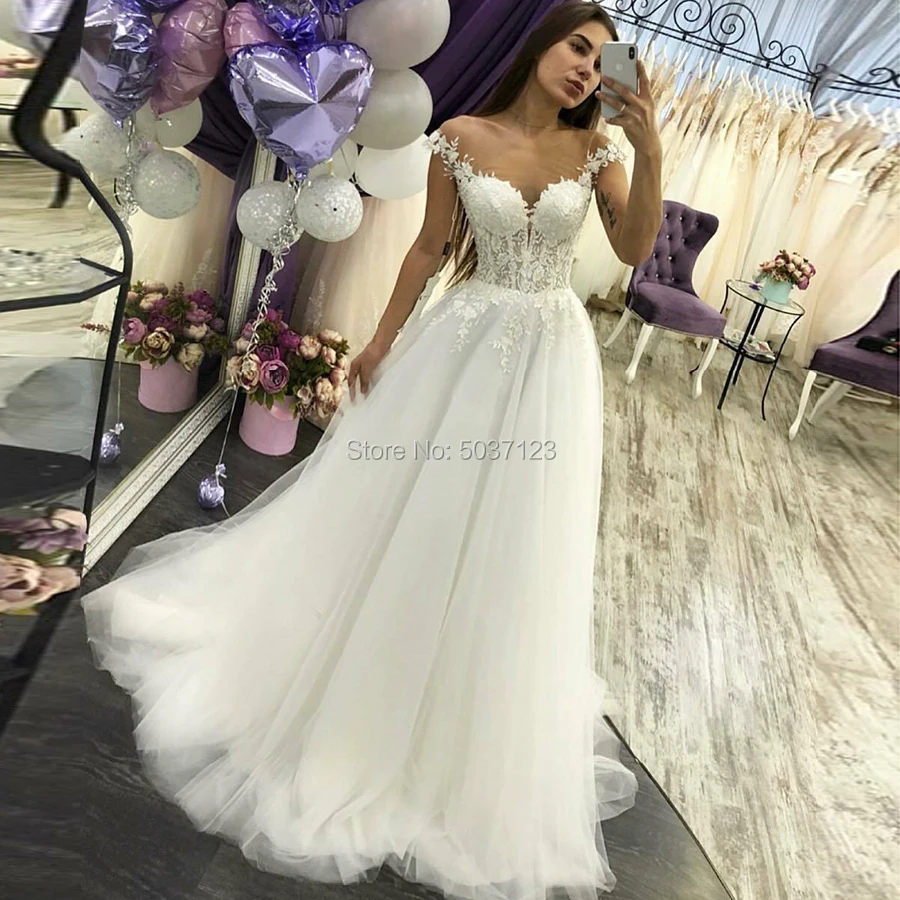 EEN Line Trouwjurken Uit de Schouder V-hals Kant Applicaties Mouwloze Sweep Trein Tulle Vestido De Noiva Mariage Custom EEN Line Trouwjurken Uit de Schouder V-hals Kant Applicaties Mouwloze Sweep Trein Tulle Vestido De Noiva Mariage Custom