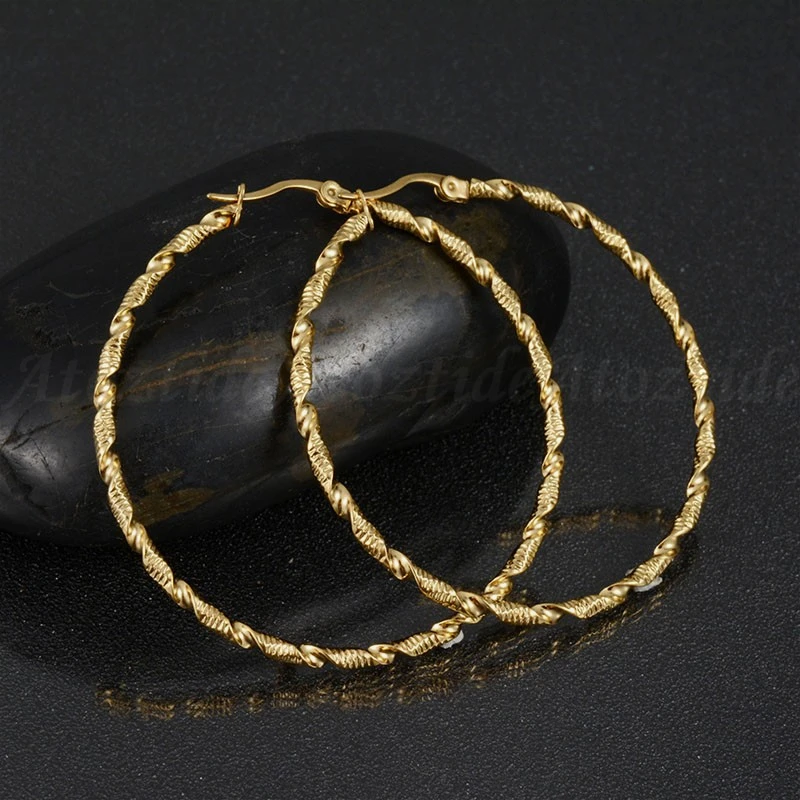 Atoztide простые серьги-кольца из нержавеющей стали для женщин с увеличенной Золотой резной волной большие круглые серьги слуховой аппарат Вечерние