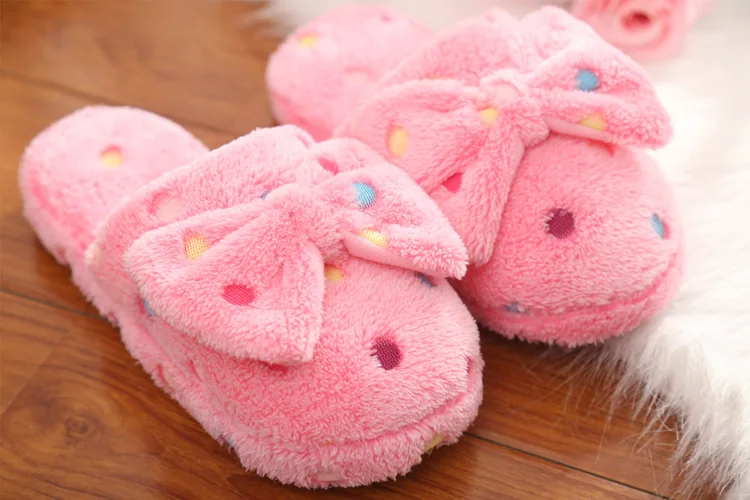 Домашние тапочки фабрики Pantufas большим бантом тапочки с сердечками Для женщин зимние теплые тапочки из хлопчатобумажной ткани домашняя